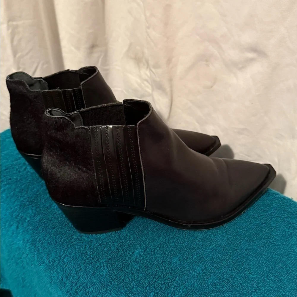 Dolce Vita “Shana” Black Leather Ankle Booties women's sz 6 Fur Heel